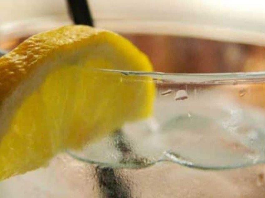 A humbni peshë nëse pini ujë me limon?