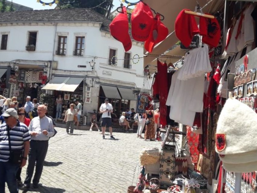 Qendrat e suvenireve në Gjirokastër në shërbim të turizmit: I njohim me traditat