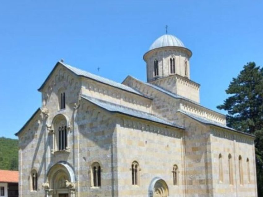 Manastiri i Deçanit i quan “masa të dhunshme” operacionet e Policisë së Kosovës: Sundimi i ligjit po përdoret si arsyetim