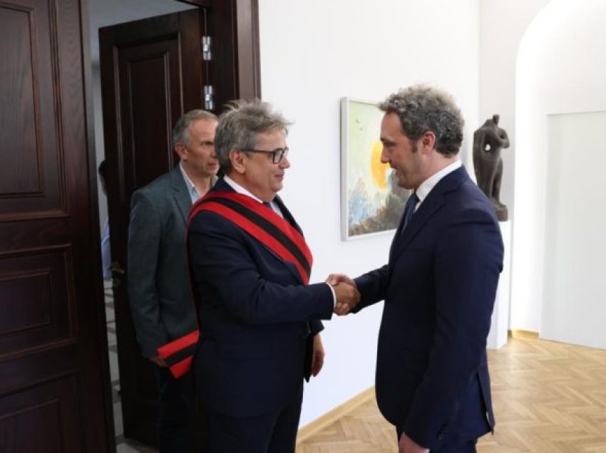 Benet Beci u betua sot si kryetari i ri i Bashkisë së Shkodrës/ Bardh Spahia i dorëzon detyrën