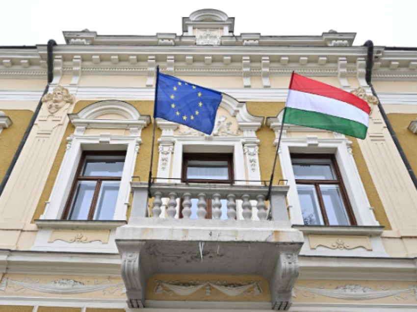 Ukraina thotë se Hungaria ndalon aksesin për të burgosurit e kthyer