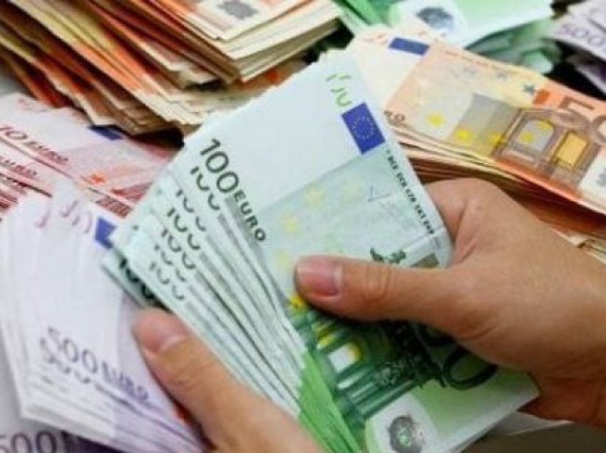 Këmbimi valutor për sot/ Monedhat e huaja në krizë, ja me sa shiten dhe blihen euro dhe dollari