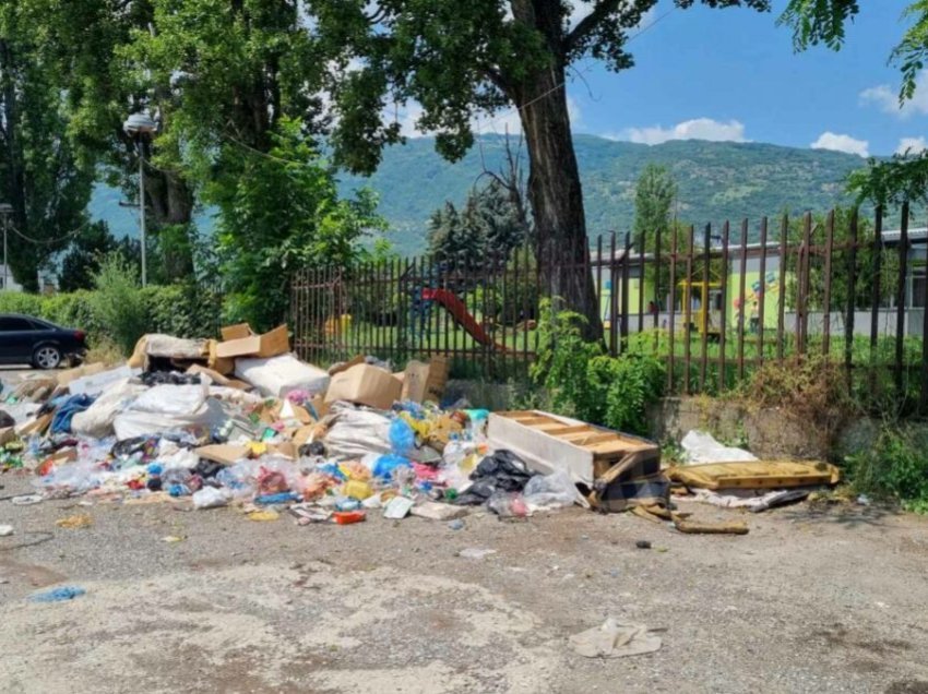 Grumbuj mbeturinash para çerdhes së fëmijëve në Tetovë