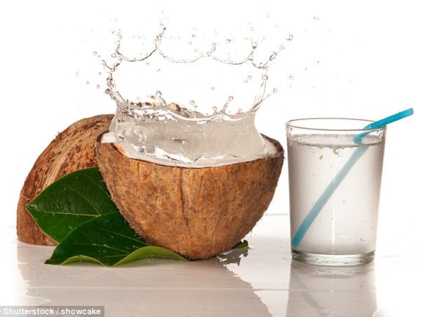 Uji i arrës së kokosit shërues për gurët në veshka