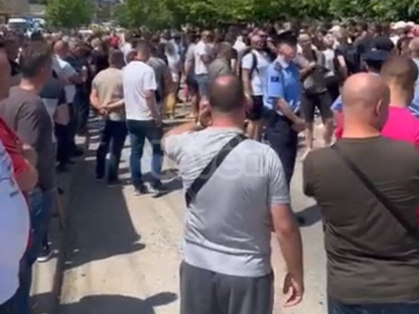 Banorët e bllokojnë rrugën pas arrestimit të serbit në Graçanicë, i dyshuar për krime lufte