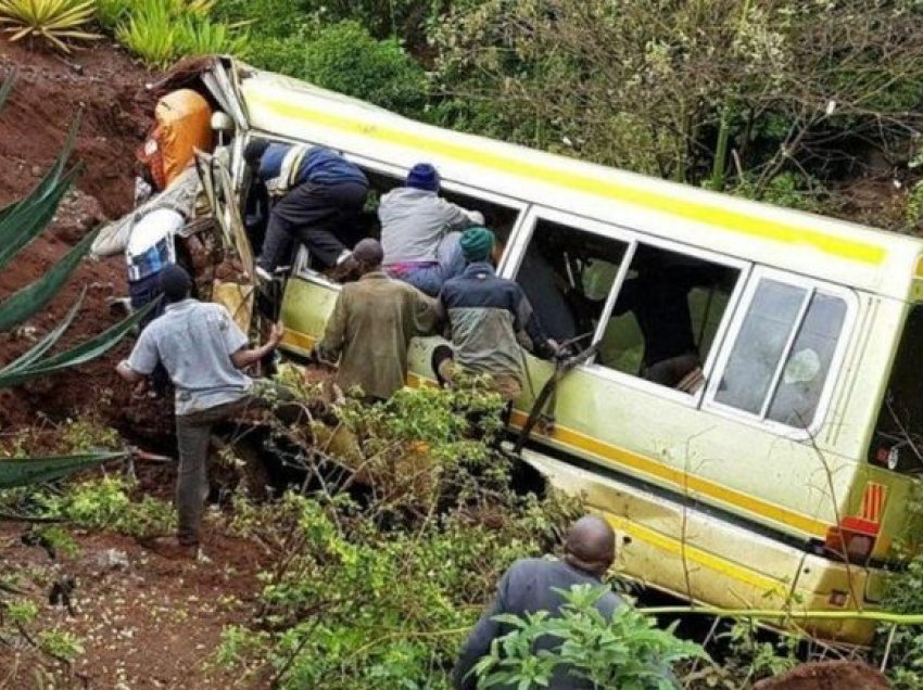 5 të vdekur pasi autobusi bie në një grykë në Tanzaninë jugore