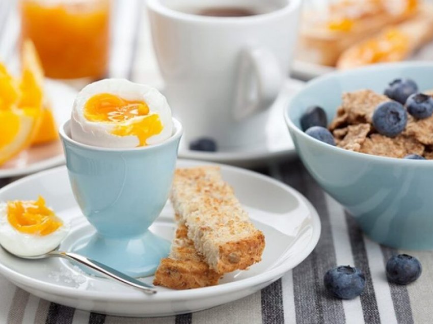 12 ushqime që nutricionistët rekomandojnë t’i hani në mëngjes
