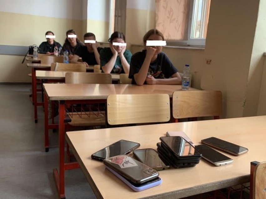 ​Disa nxënës të larguar nga provimi i maturës për shkak të përdorimit të telefonave