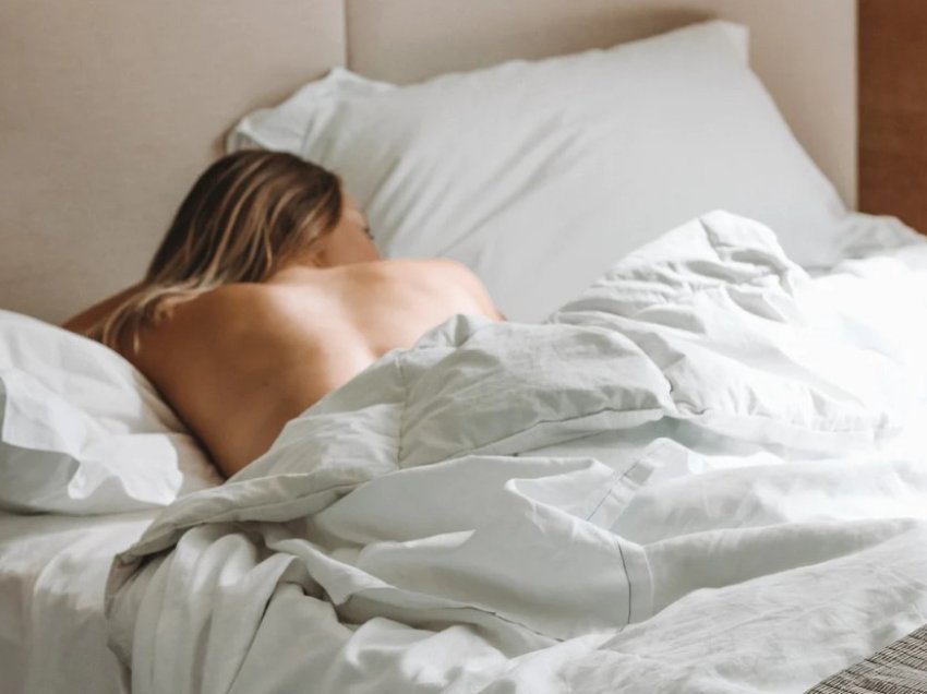 Nëse nuk e keni ditur, këto janë avantazhet surprizuese të të fjeturit nudo