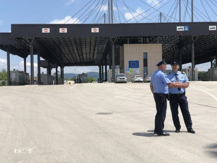 Zyrtarët policorë në Merdarë presin kolegët që u liruan