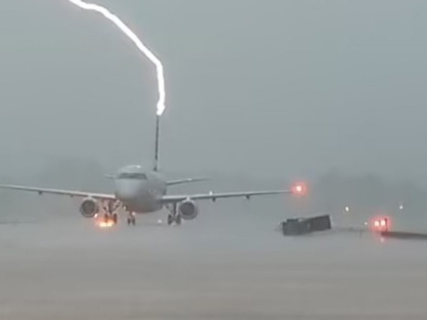 Pamjet/ Rrufeja godet aeroplanin plot me pasagjerë pasi u ul gjatë një stuhie në Arkansas