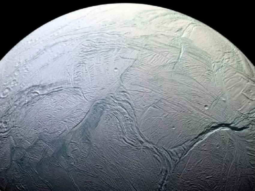 Ujë në hënën e Saturnit? Astronomët çuditen nga fenomeni i rrallë në hapësirë