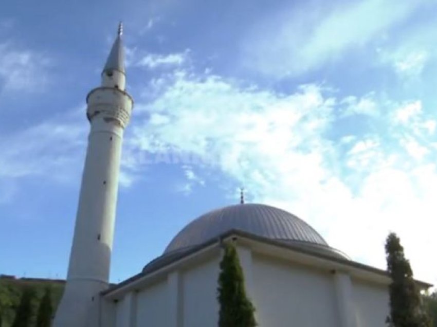 Kurban Bajrami falet edhe në xhaminë e Cerajës në veri – imami me plis në kokë