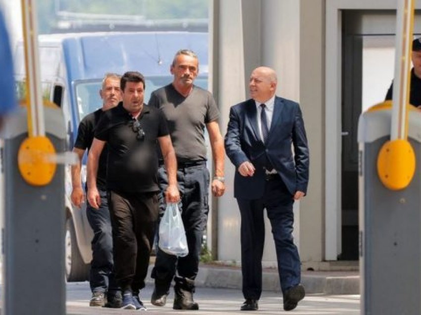 Kurti takon tre policët që u kidnapuan në veri të Kosovës