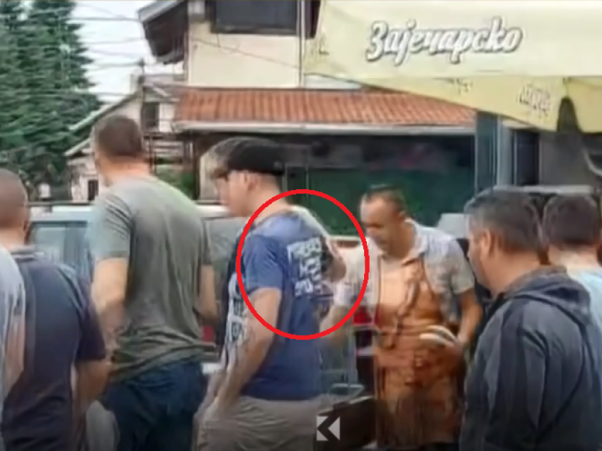 Pamjet/ Policia e Kosovës ndalon djalin e Vuçiqit, ia largon bluzën me mesazhe provokuese