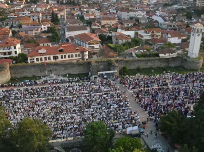 Qindra besimtarë falin Kurban Bajramin, mbushet qendra e Elbasanit