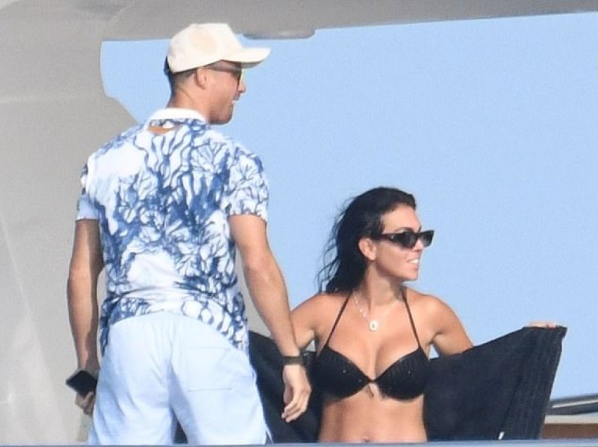 Ronaldo dhe Georgina shijojnë një tjetër ditë me diell në Sardenjë