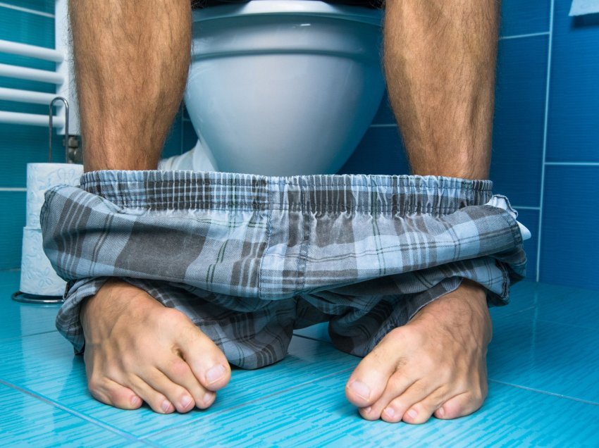 Ekspertët shëndetësorë: Burrat duhet të urinojnë ulur