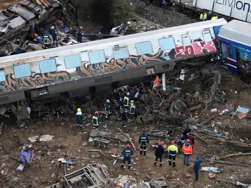 Dorëhiqet ministri grek i Transportit pas aksidentit me 36 të vdekur 