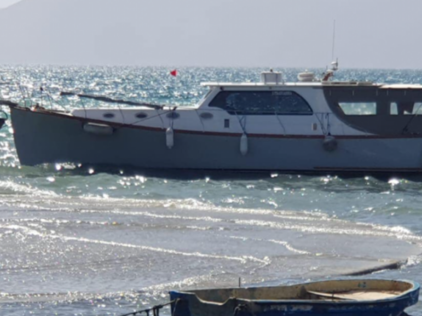 Lëshoi sinjalin ‘SOS’, shpëtohet mjeti me dy persona në bord në Vlorë, pësoi avari në det