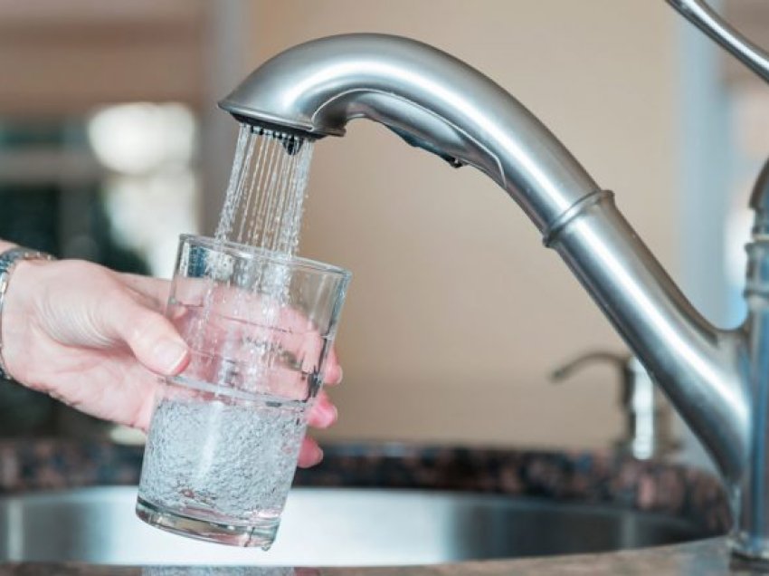 Uji në Shkup është i sigurt për pije, tregojnë analizat e “Ujësjellësi dhe kanalizimet”