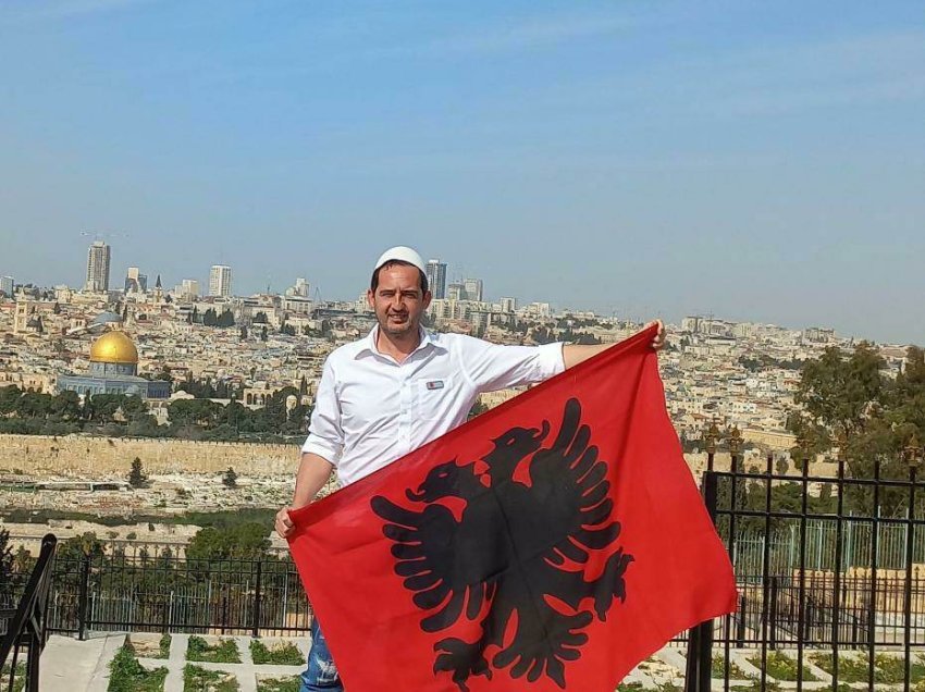 Shqiptari Ludovik Karrica me plis dhe flamurin kuq e zi në mes të Izraelit