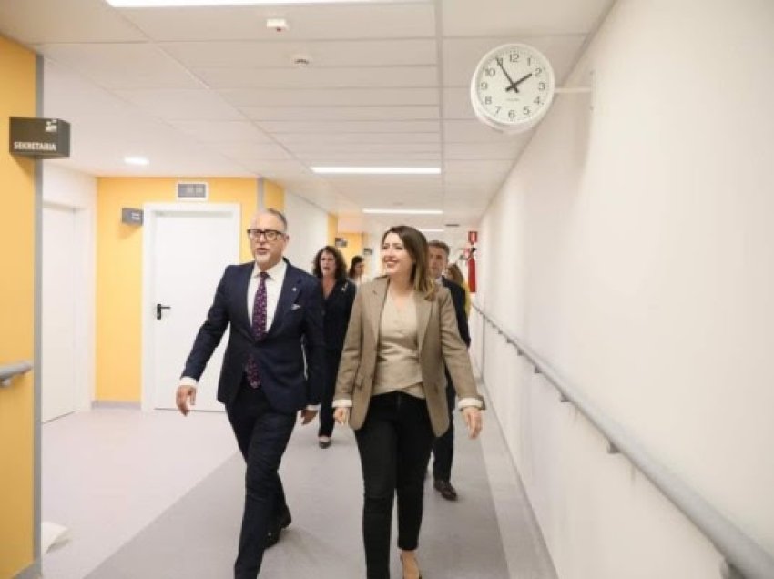 Vitia dhe Manastirliu vizituan Klinkën Infektive dhe spitalin e ri në Tiranë