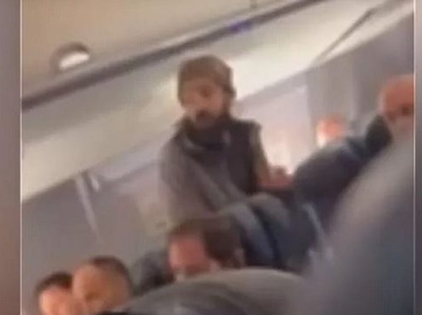 SHBA, pasagjeri godet me thikë stjuardesën dhe tenton të hapë derën e emergjencës
