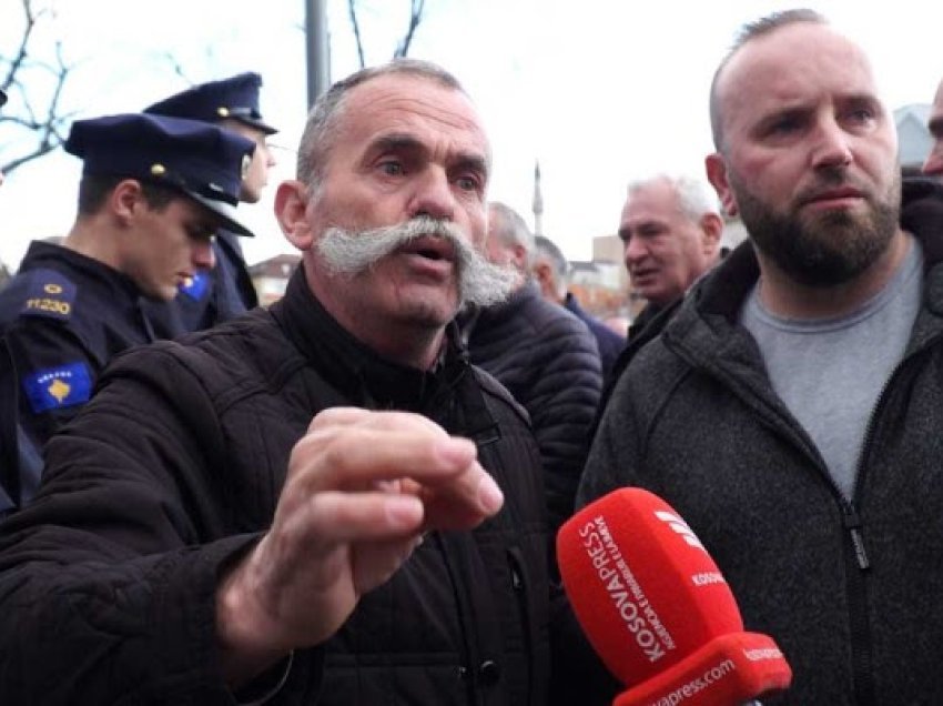 ​Protesta e punëtorëve të “Kosova Thëngjillit”, arrestohet protestuesi që tentoi të hynte në qeveri