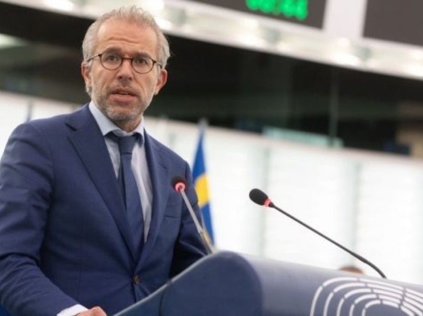 Eurodeputeti holandez: Qytetarët e Kosovës më në fund të udhëtojnë pa viza më 2024