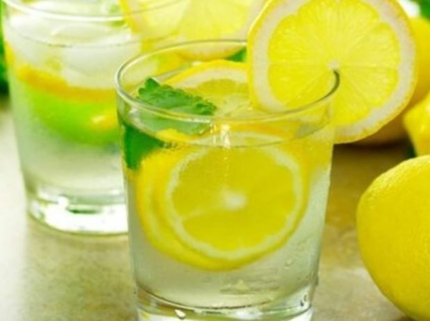 A ju dobëson vërtetë uji me limon?