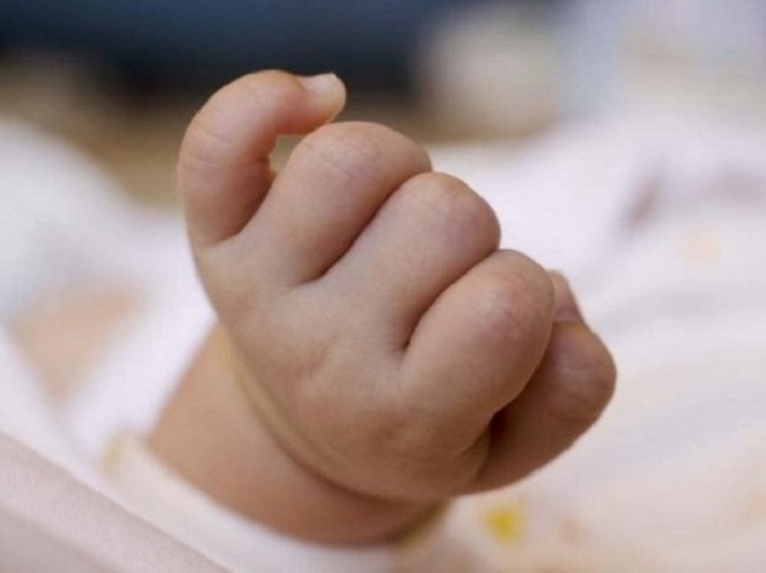 Vdes foshnja dy muajshe në Prishtinë, Policia nis hetimet