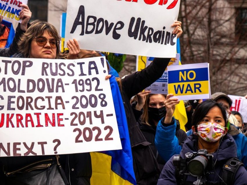 Pavarësisht humbjeve në Ukrainë, Rusia vazhdon luftën e saj hibride kundër Evropës