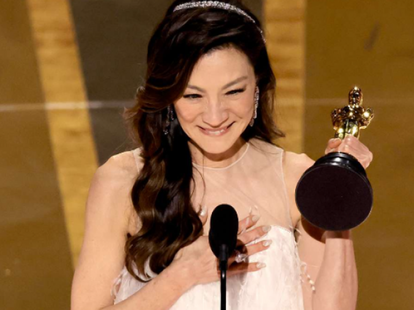 Michelle Yeoh bëhet e para aziatike që fiton “Oscar” për ‘aktoren më të mirë’