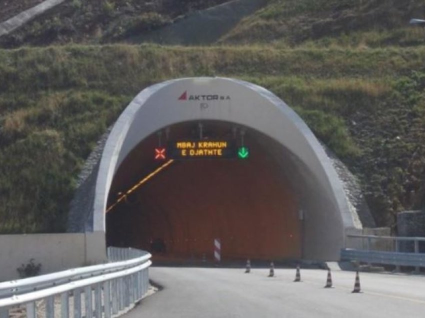 Aksident te tuneli Elbasanit, kamioni përplas makinën
