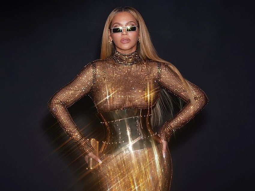 Beyonce pozon pa sytjena me fustanin e tejdukshëm teksa ekspozon format joshëse të trupit