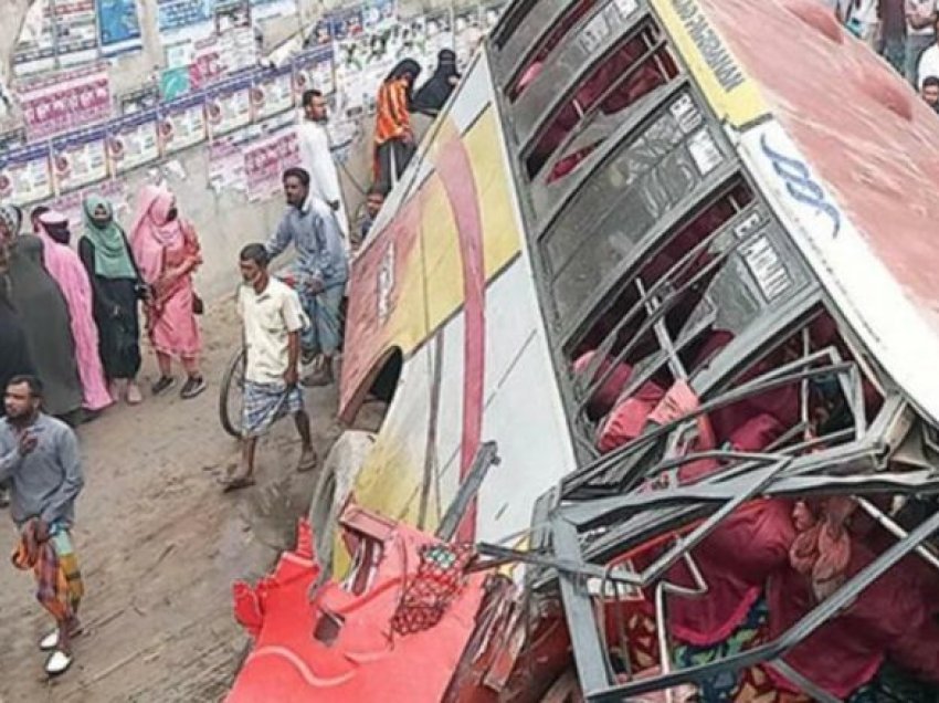 Aksident trafiku në Bangladesh, autobusi me pasagjer përplaset në rrethojën mbrojtëse – humbin jetën 19 persona 