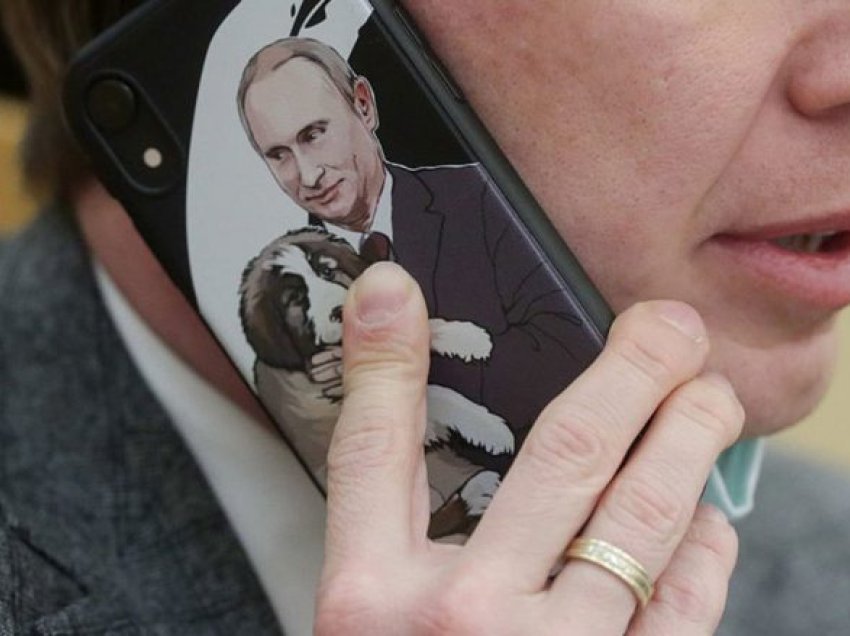 Zyrtarëve rusë u është thënë se duhet të ‘hedhin’ iPhone-ët e tyre