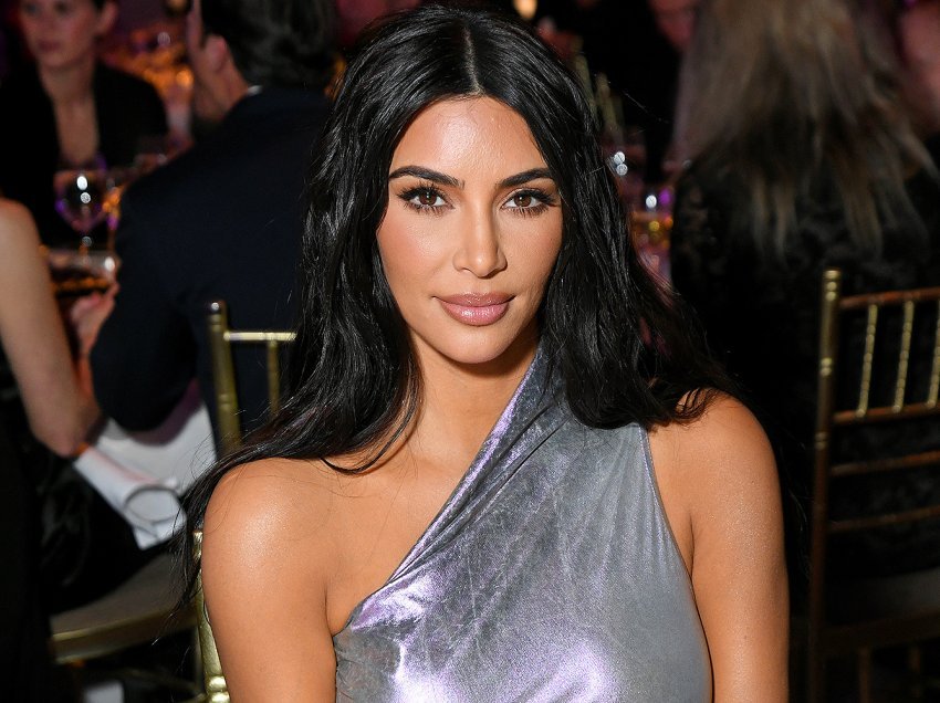 Kim Kardashian edhe me xhinse të rrudhosura duket “bombë” 