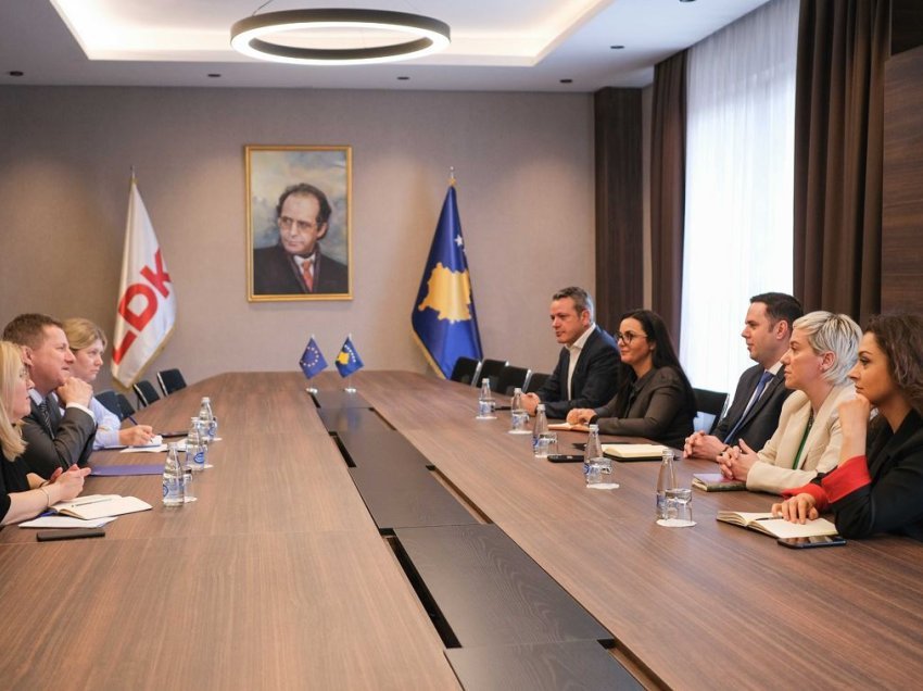 Mbështetja e opozitës për marrëveshjen Kosovë-Serbi, Szunyog takon Abdixhikun