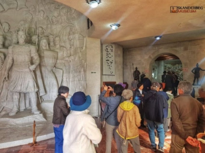 Pas tri vitesh mungesë, turistët japonezë rikthehen në Muzeun e Krujës