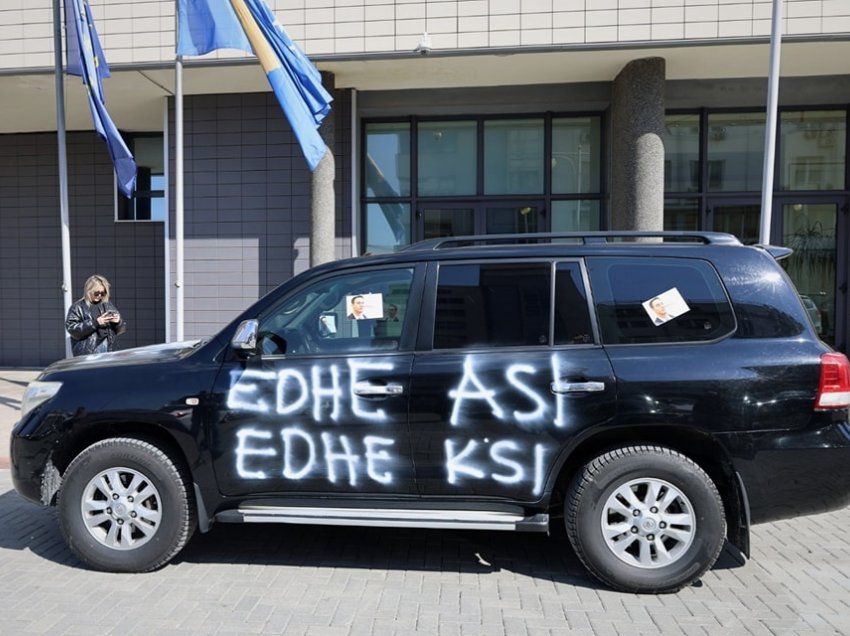 PSD me aksion, mbi veturën e Konjufcës shkruajnë “edhe asi”, “edhe ksi”