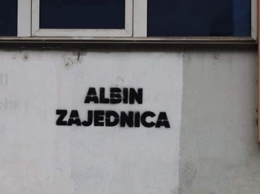Vendosen mbishkrime “Albin Zajednica” në objektin e gjykatës në Mitrovicë