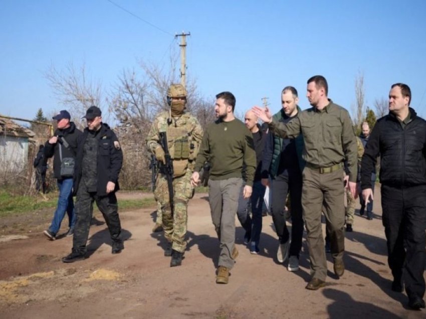 Zelenskiy viziton rajonin e Khersonit, premton riparimin e dëmeve të luftës