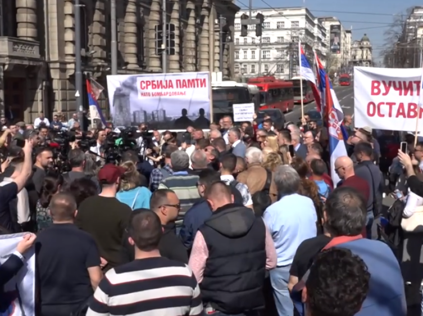 Me simbole ruse, djathtistët serbë protestojnë kundër marrëveshjes me Kosovën