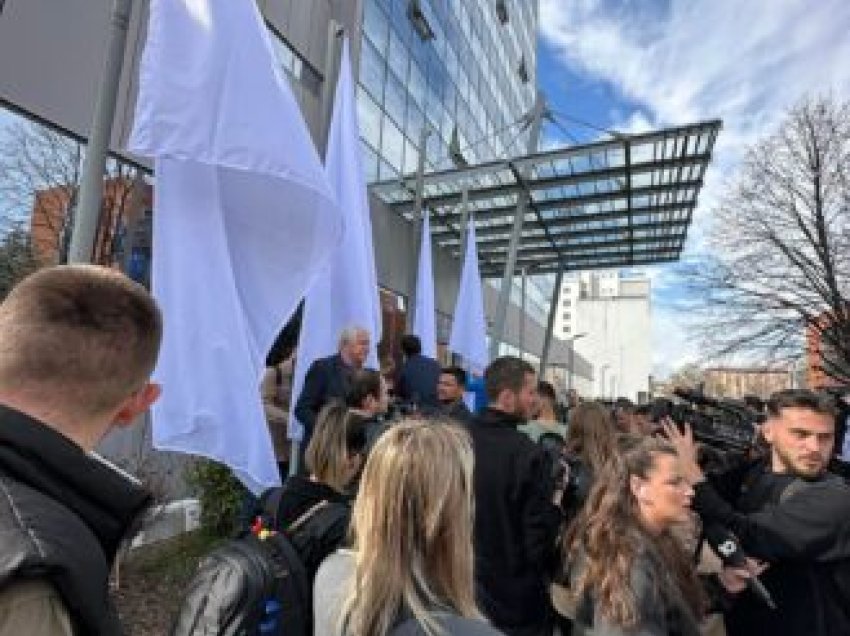 Protesta kundër Asociacionit, vendosen flamuj të bardhë para ndërtesës të Qeverisë