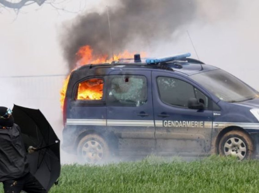 Vazhdojnë trazirat në Francë, protestuesit djegin veturat e policisë