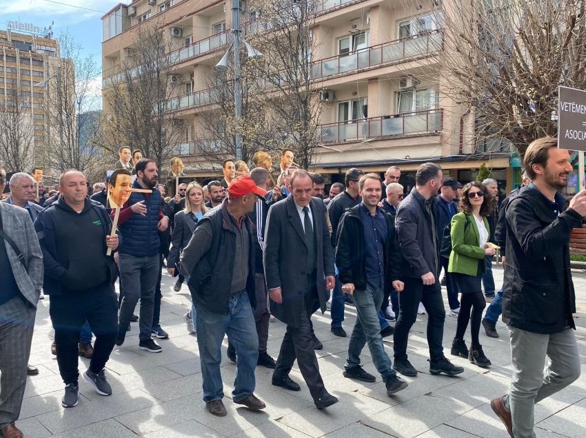 Me flamuj të bardhë e tym, përfundon protesta kundër Asociacionit dhe Marrëveshjes së Ohrit