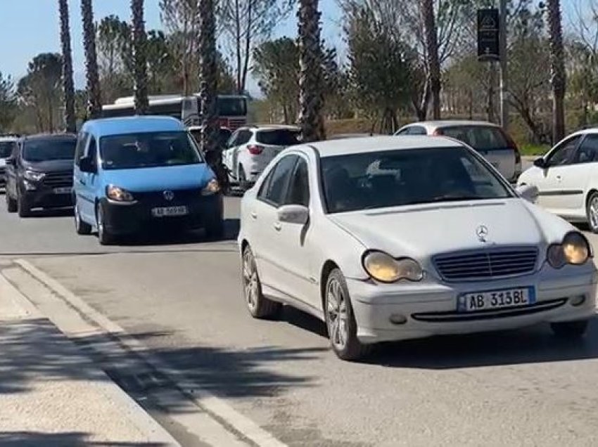 Qarkullim i rënduar në Vlorë/ Qytetarë e vizitorë dynden në zonën bregdetare 