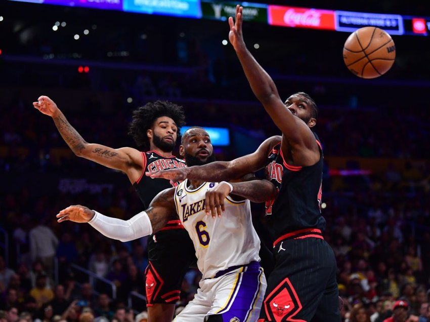 James rikthehet nga lëndimi, por Lakers pësojnë nga Bulls